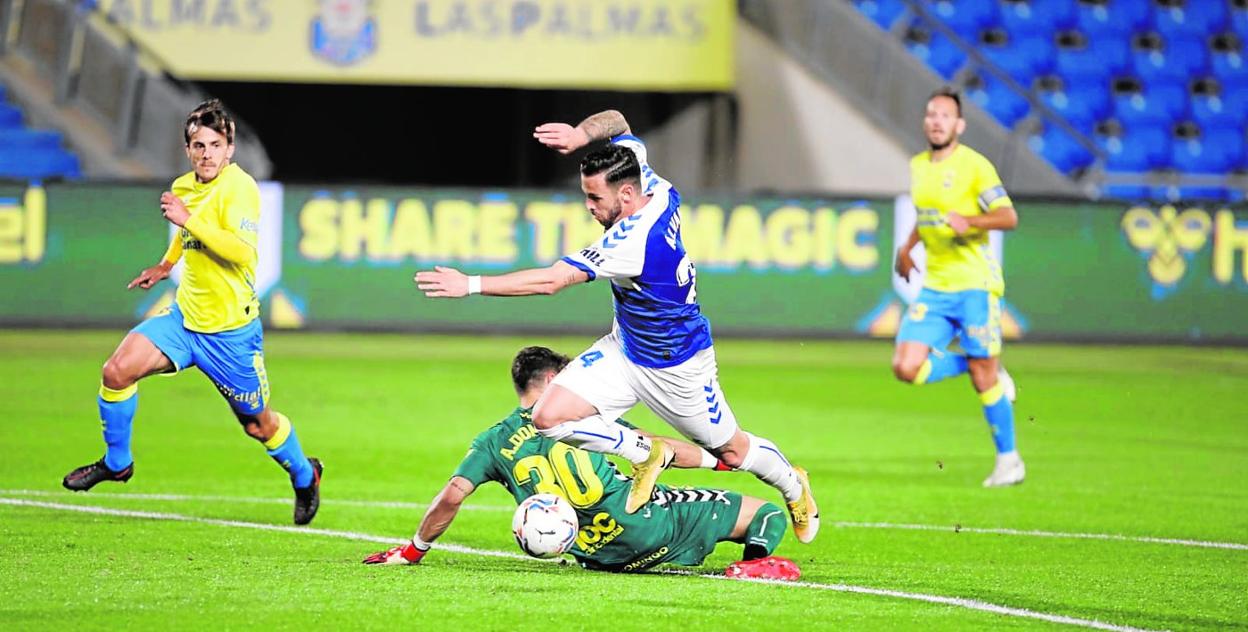 Álvaro Vázquez, delantero del Sabadell, cae ante Álex Domínguez fuera del área en una acción que marcó el choque, ya que supuso la expulsión del meta de Las Palmas. 