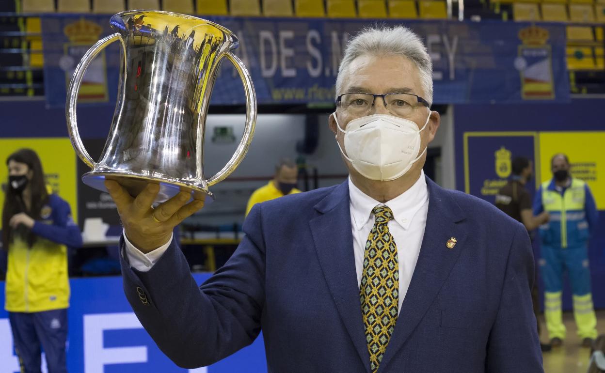 Juan Ruiz posa con su primer gran título logrado en su nueva era al frente del club grancanario. 