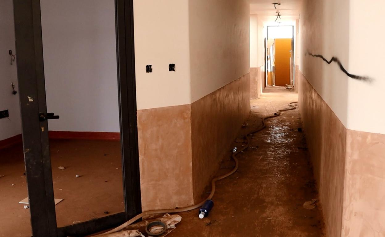 Interior de la escuela infantil, anegada de agua . 