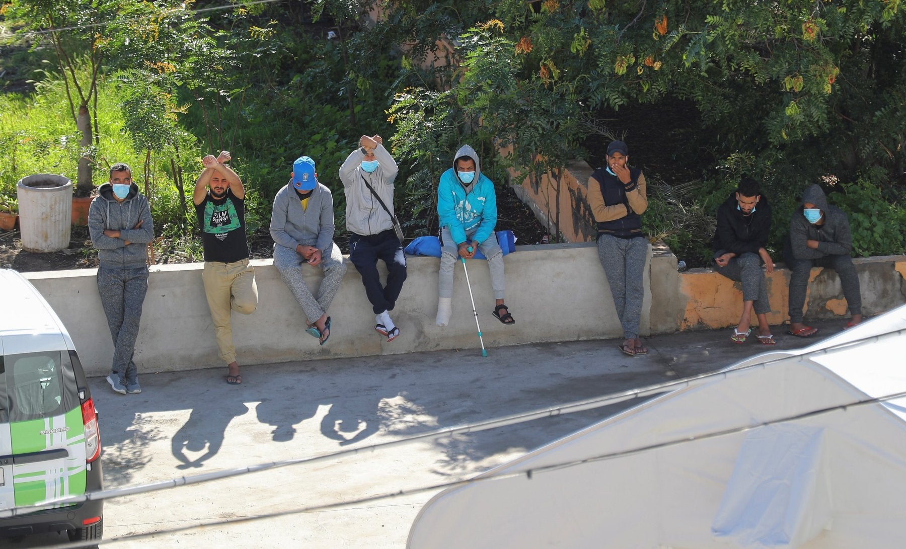 Un grupo de inmigrantes ayer a las puertas del colegio León, en la capital grancanaria. 