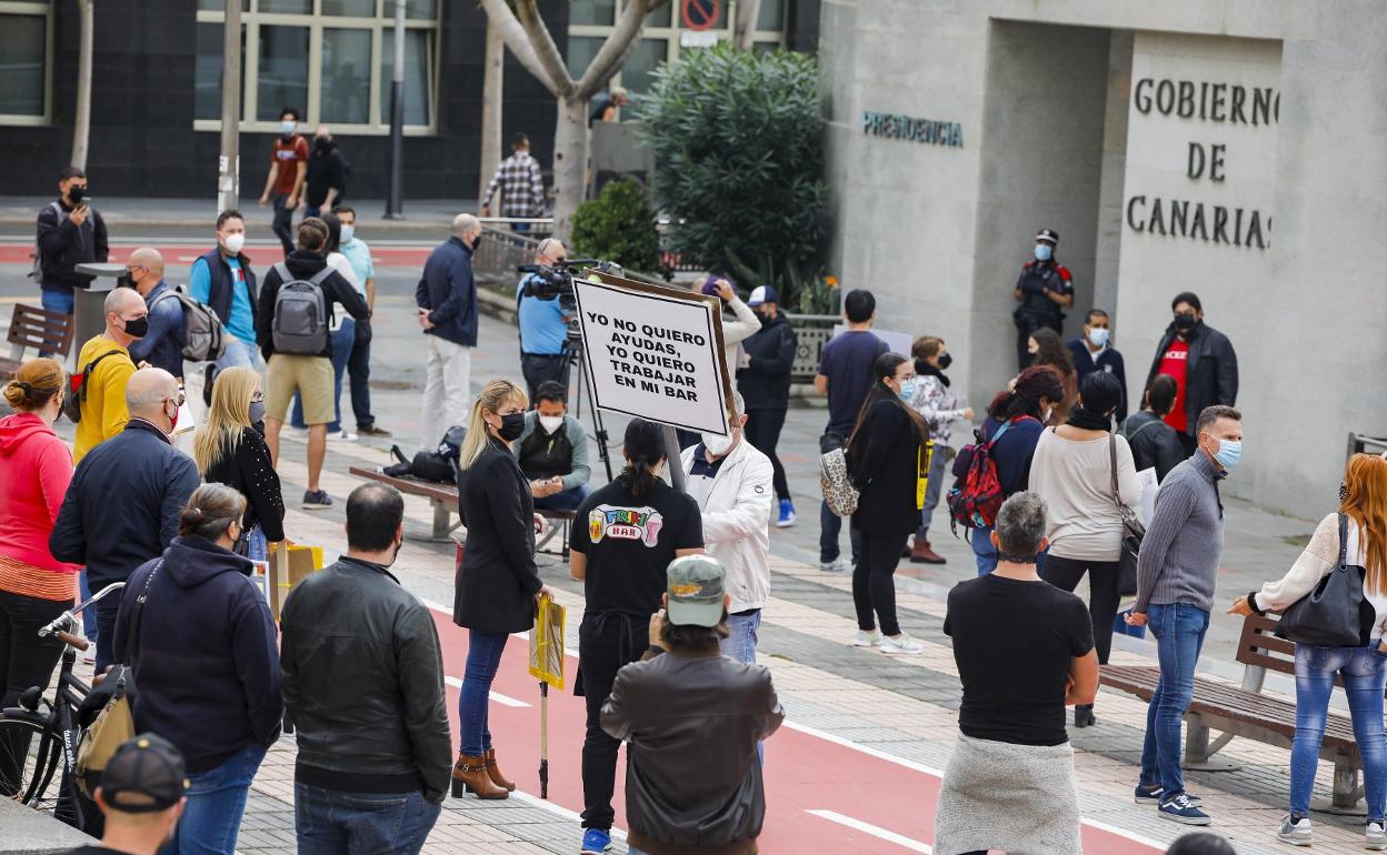 Empresarios de la hostelería volvieron a protestar ayer frente a Presidencia del Gobierno. 