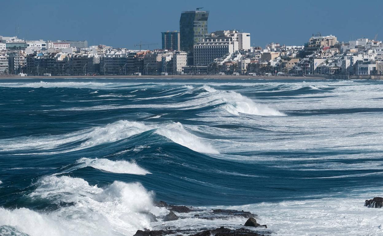 Activan la alerta por olas de hasta cinco metros