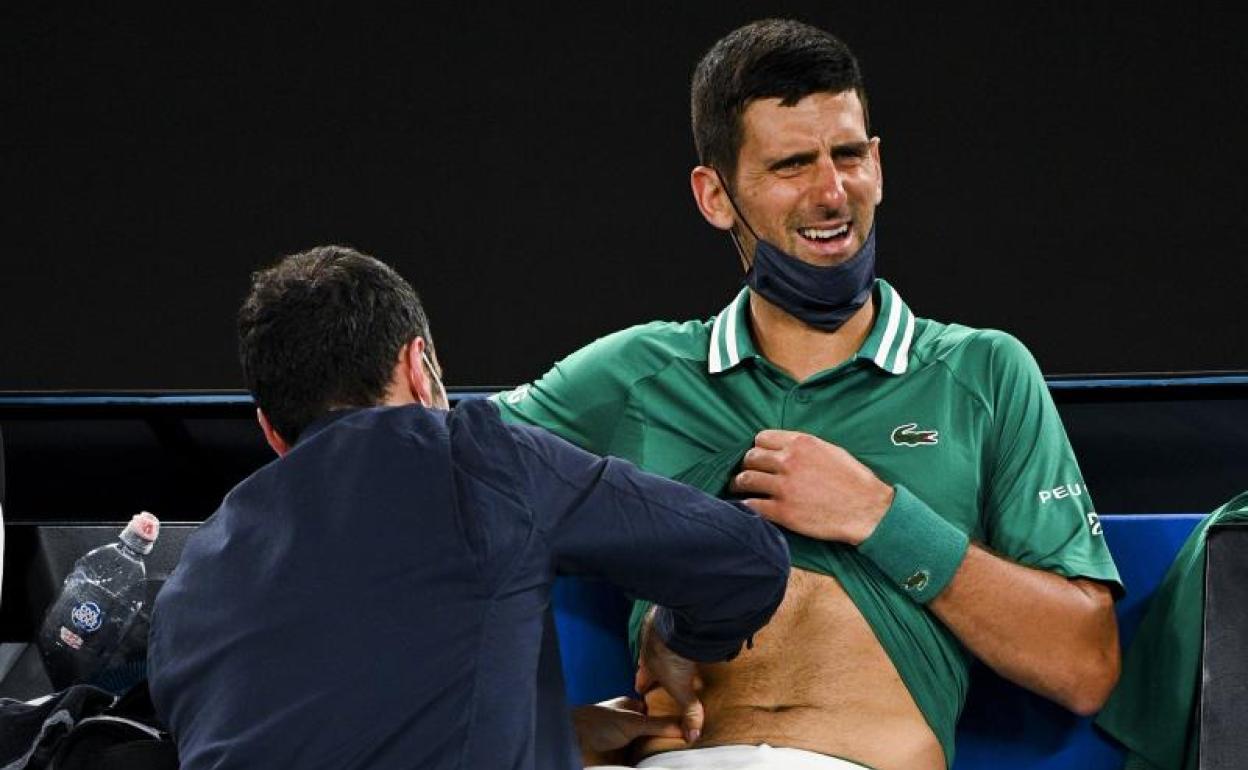 Djokovic es tratado de sus molestias físicas durante el partido ante Fritz,