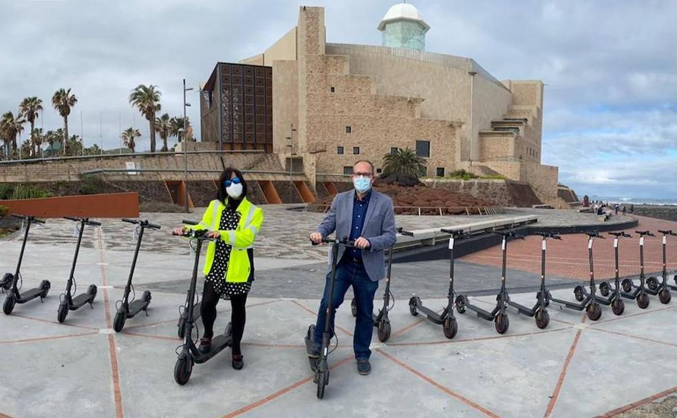 Empleados públicos en patineta