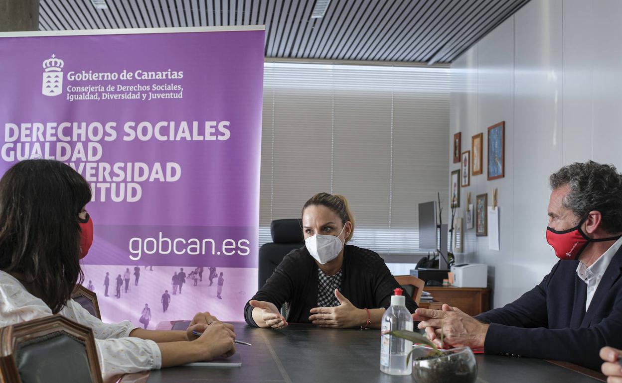 Traslada al director de 'Save the Children' la situación de emergencia humanitaria que vive Canarias