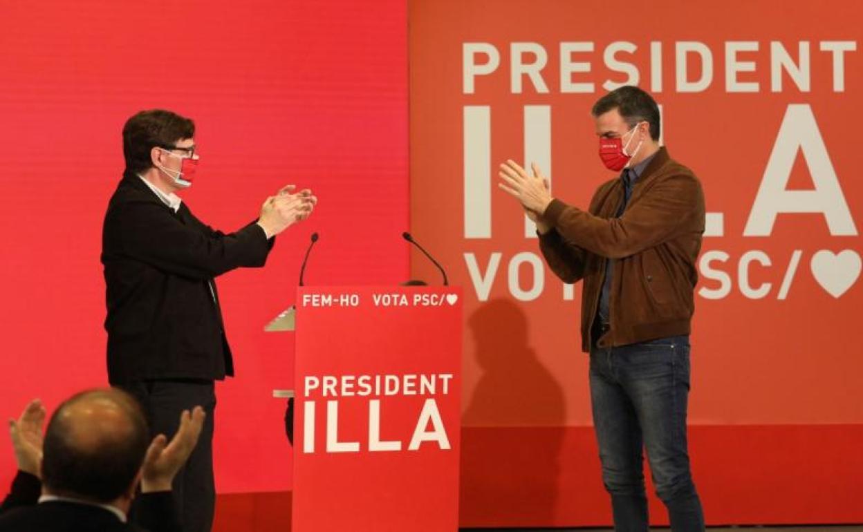 El presidente del Gobierno, Pedro Sánchez y el candidato del PSC a la presidencia de la Generalitat, Salvador Illa (i), durante un acto de campaña del PSC para las elecciones catalanas del 14 de febrero en Salou (Tarragona)