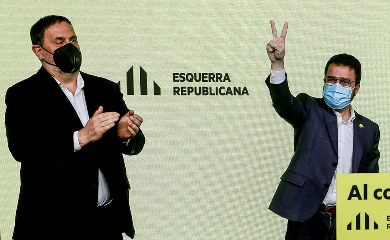 Oriol Junqueras y Pere Aragonès, durante la celebración anoche de los resultados electorales.. 