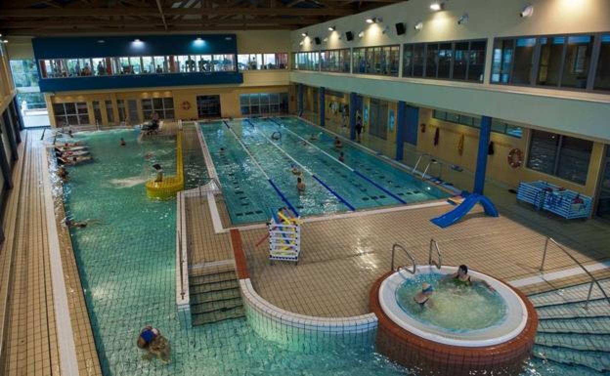 Vista de la piscina y del centro de hidroterapia, en el Cruce de Arinaga, que lleva cerrado 13 meses. 