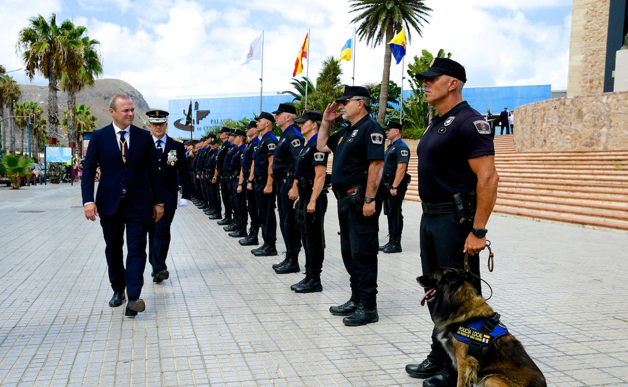El alcalde, Augusto Hidalgo, preside la entrega de medallas de la Policía Local de 2019. 