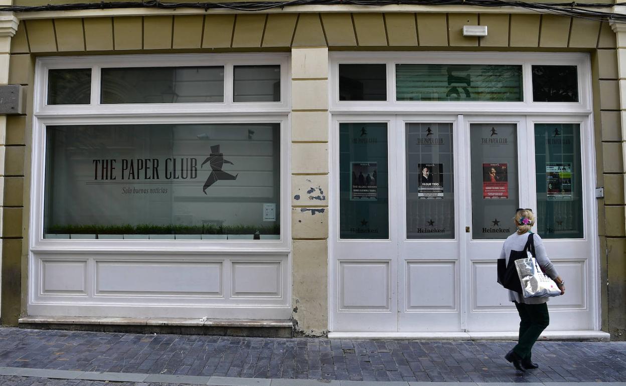 El ocio nocturno aguanta con la persiana cerrada.