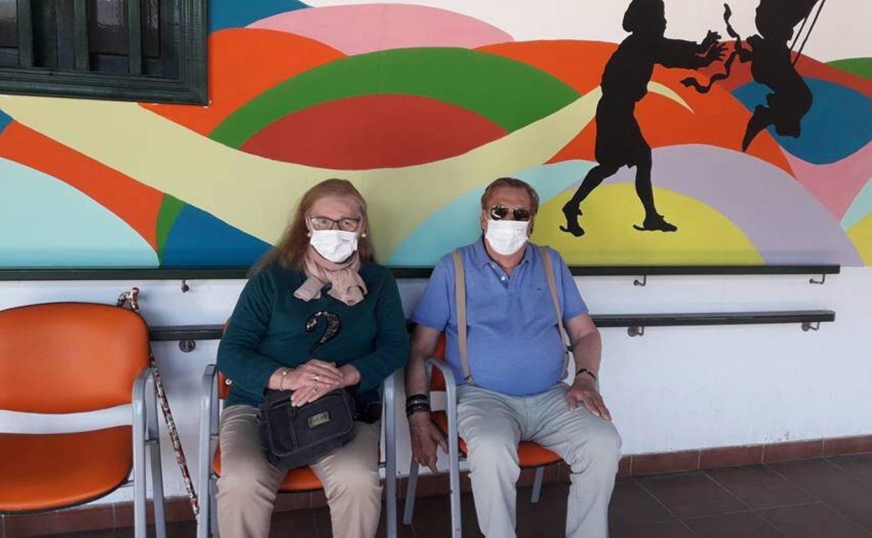 Pareja. Dulce Fajardo y Leandro Cedrés, residentes con solera en el recinto, descansado tras charlar con CANARIAS7.