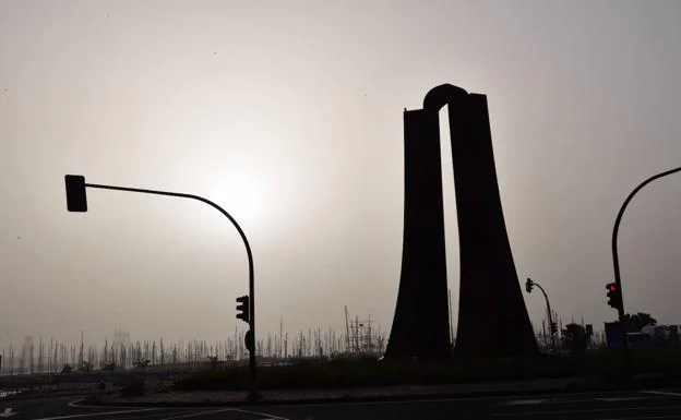 Imagen de la calima hoy en la capital grancanaria. 