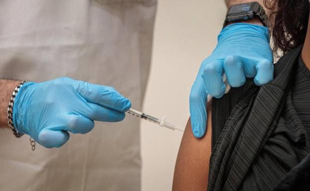 Canarias iniciará la vacunación del profesorado a finales de marzo