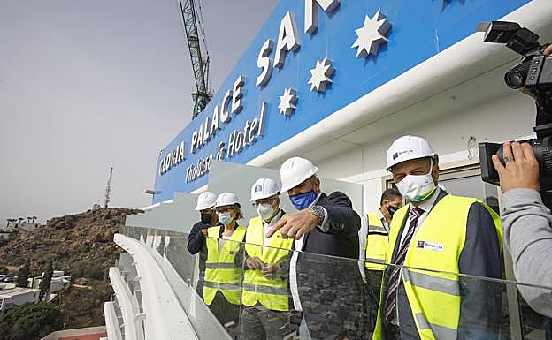 Mañaricua muestra las obras a Narváez, Morales y Álamo. 