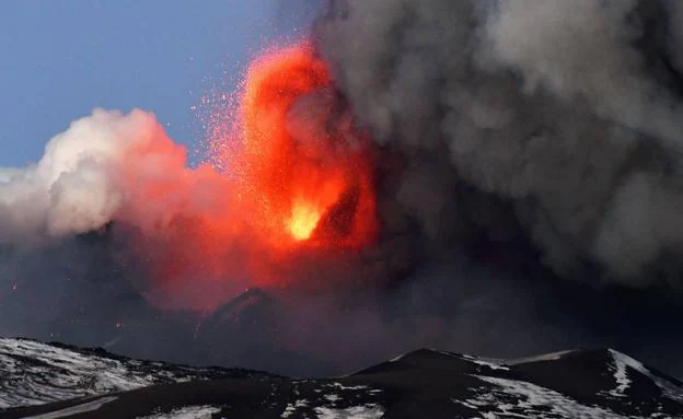 Imagen principal - Erupción del Etna; calles de Catania cubiertas de ceniza y columna de humo desde la montaña.