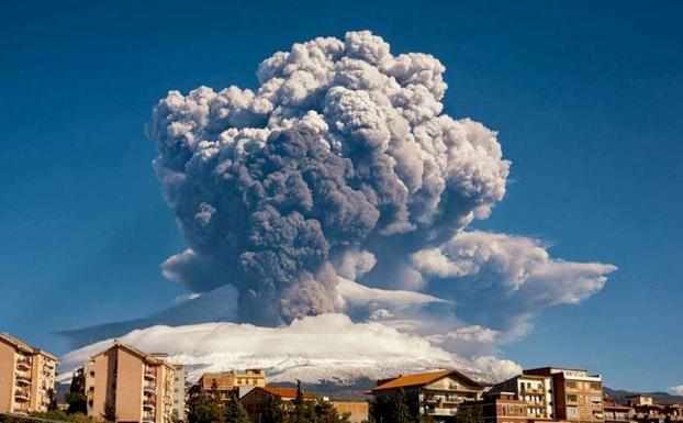 Erupción del volcán Etna, en Sicilia, vista desde la localidad de Catania.