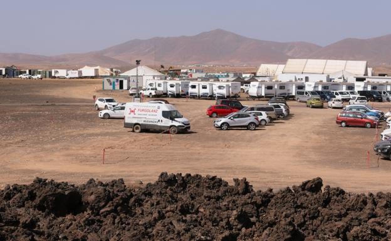 Caravanas, furgontas, coches y carpas en el set de rodaje de la serie de ciencia ficción de Apple TV en el municipio de Tuineje. 