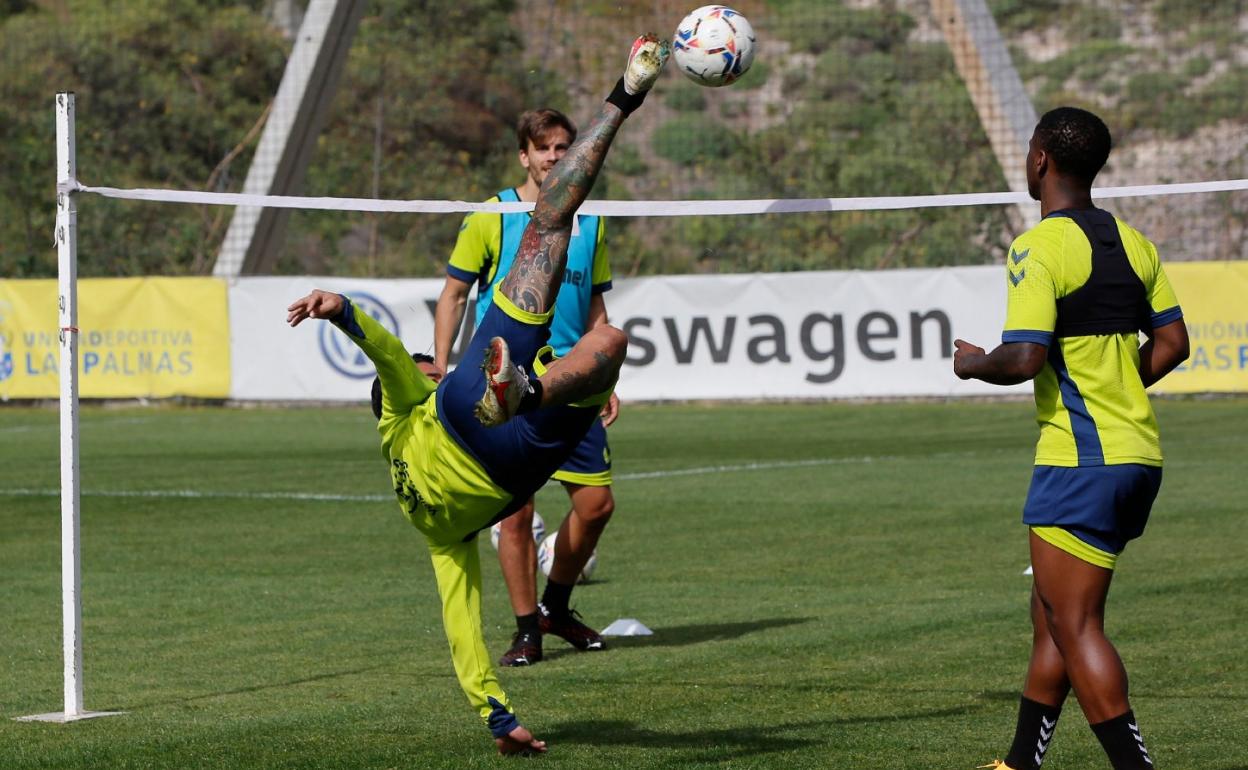 El argentino Sergio Araujo realiza una chilena en un entrenamiento de esta semana. Podría mezclar en ataque con Jesé Rodríguez. 