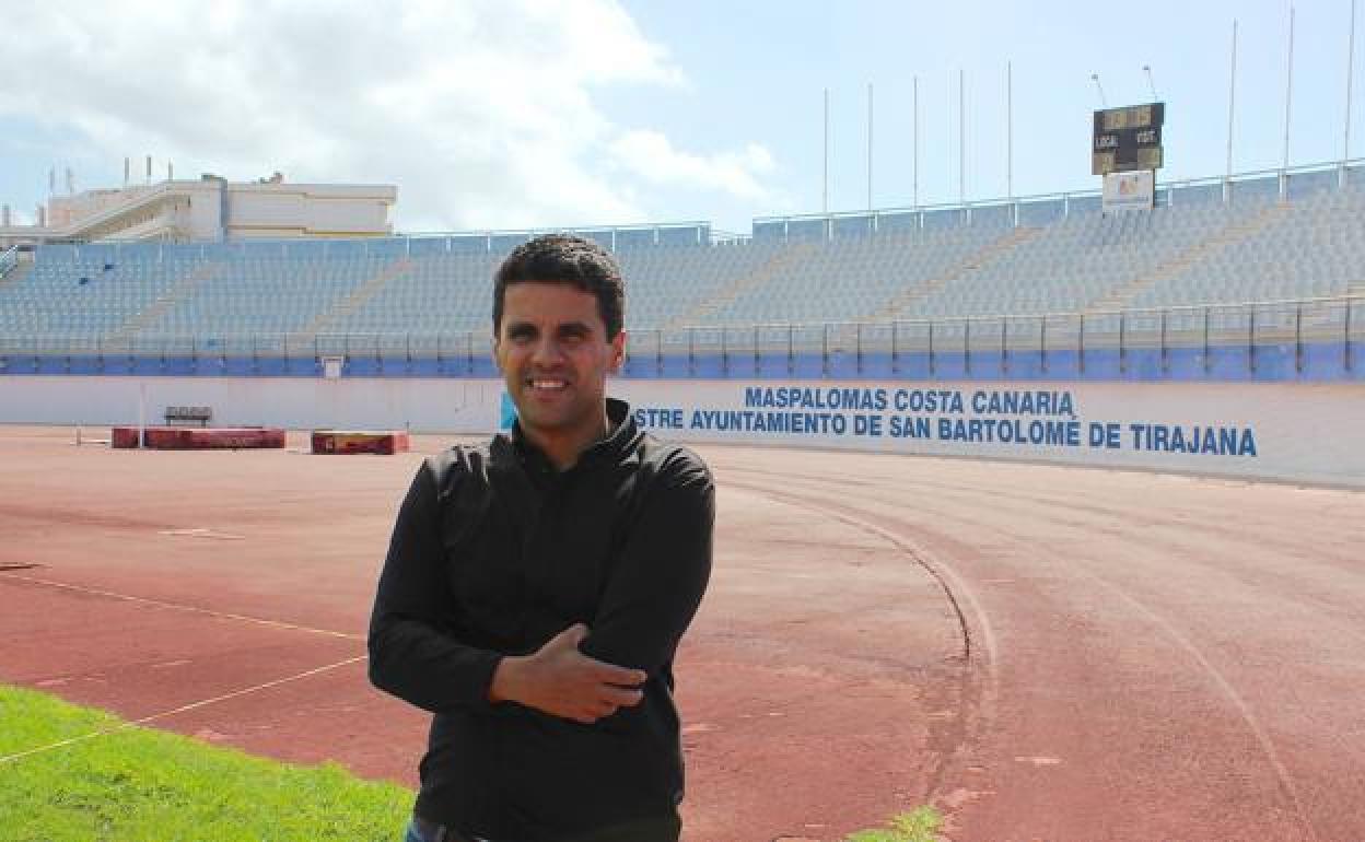 El concejal de Deportes, Samuel Heníquez, en la pista de atletismo del Estadio Municipal de Maspalomas. 
