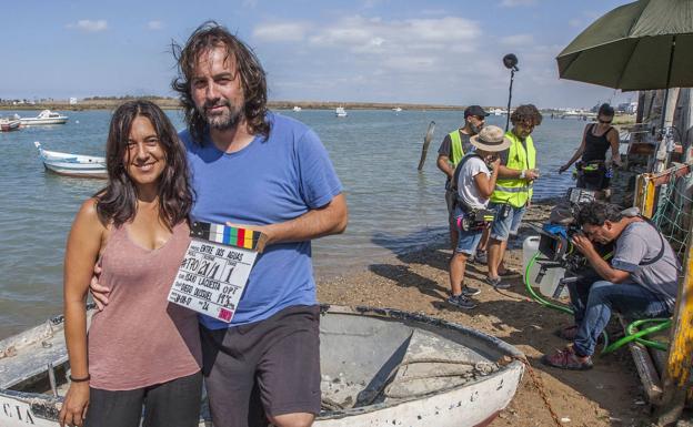 Isaki Lacuesta y su colabora habitual, la guionista Isa Campo, en el rodaje de 'Entre dos aguas'./