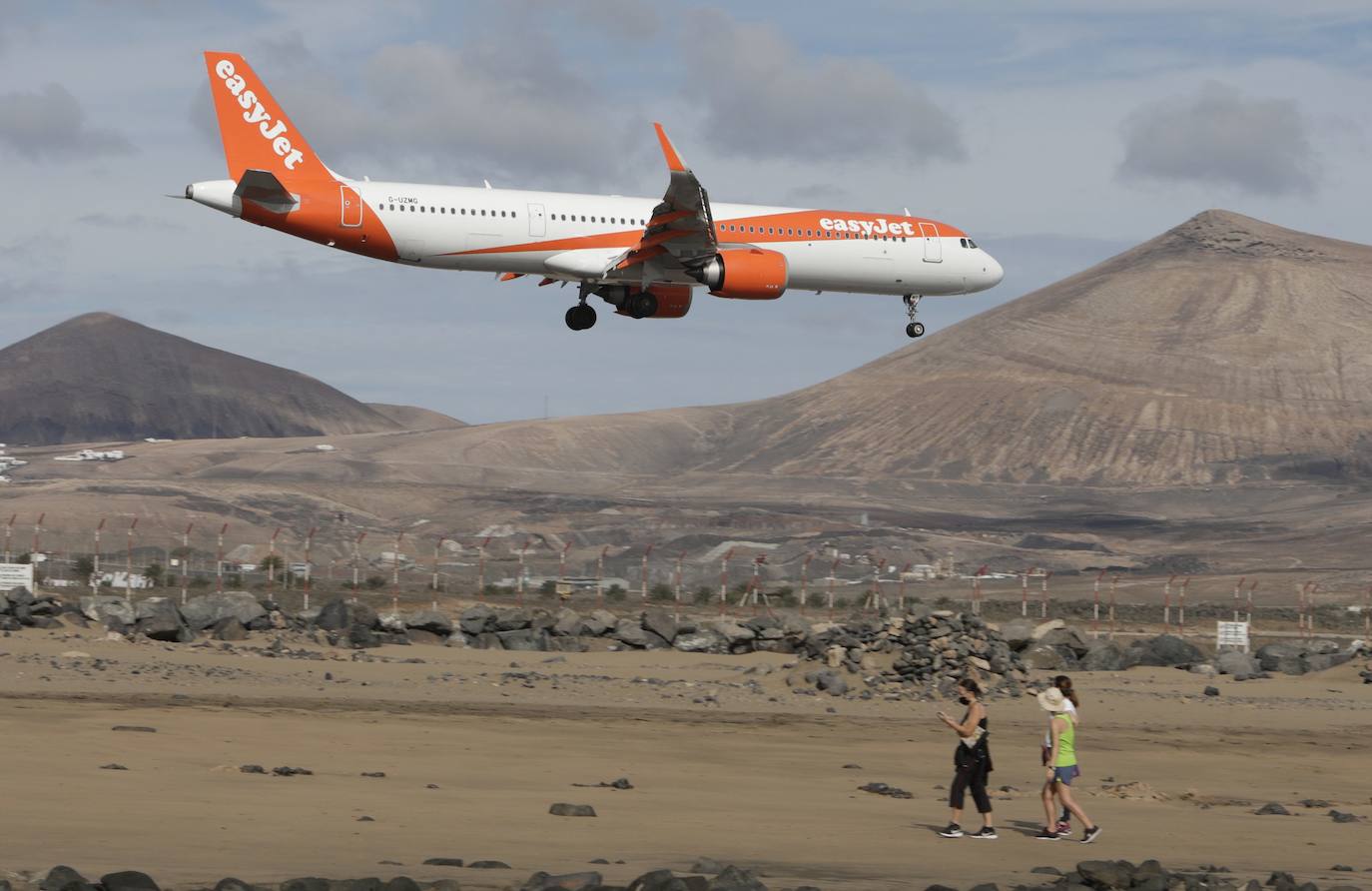 Un avión aterrizando en el aeropuerto de Lanzarote