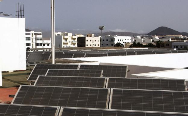 Placas solares instaladas en un terreno de Lanzarote. 