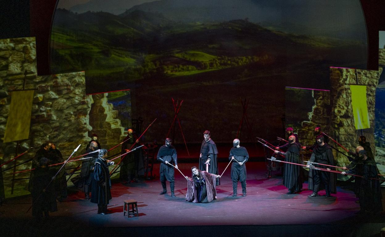 Nancy Fabiola Hernández, como Azucena, durante el ensayo general de 'Il Trovatore', de Verdi, que hoy se estrena en el Auditorio Alfredo Kraus. 