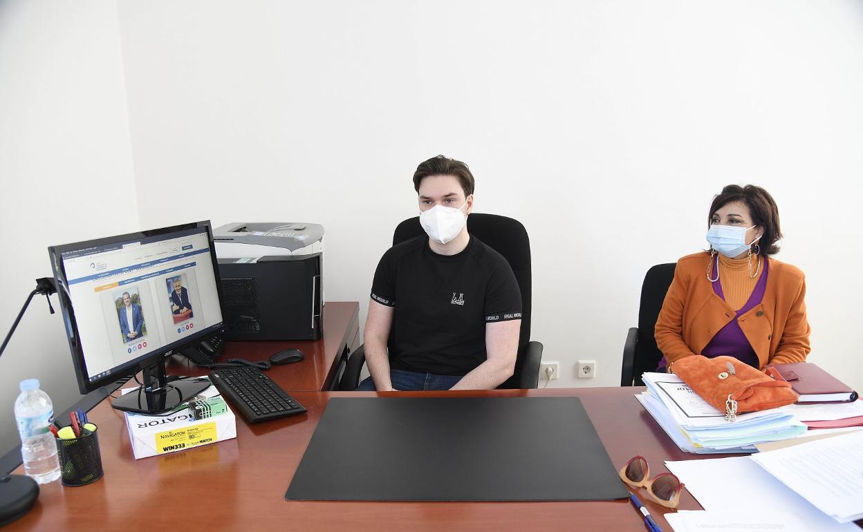 El ingeniero informático Manuel Martín y la presidenta de la Junta Electoral Central de la ULPGC, Isabel Hernández. 