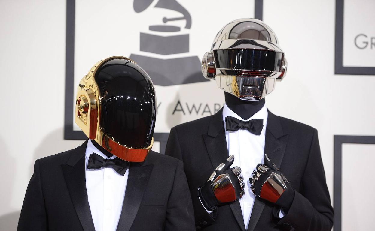 El dúo Daft Punk, de traje y con sus cascos robóticos, en la entrega de los Grammy en 2014.