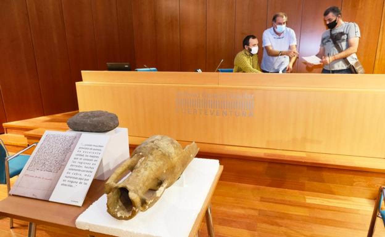 La pinta en basalto y la ánfora romana con el consejero de Patrimonio Histórico, Andrés Briansó; el director del Museo Arquelógico, Luis Lorenzo Mata (en el centro); y el chef Marcos Gutiérrez, donante de la pinta de queso. 