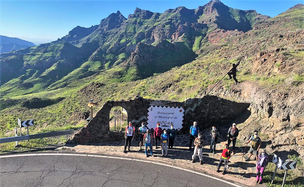 Senderistas descubren la macrorruta moganera 'Tamaranae: entre Riscos y Barrancos'