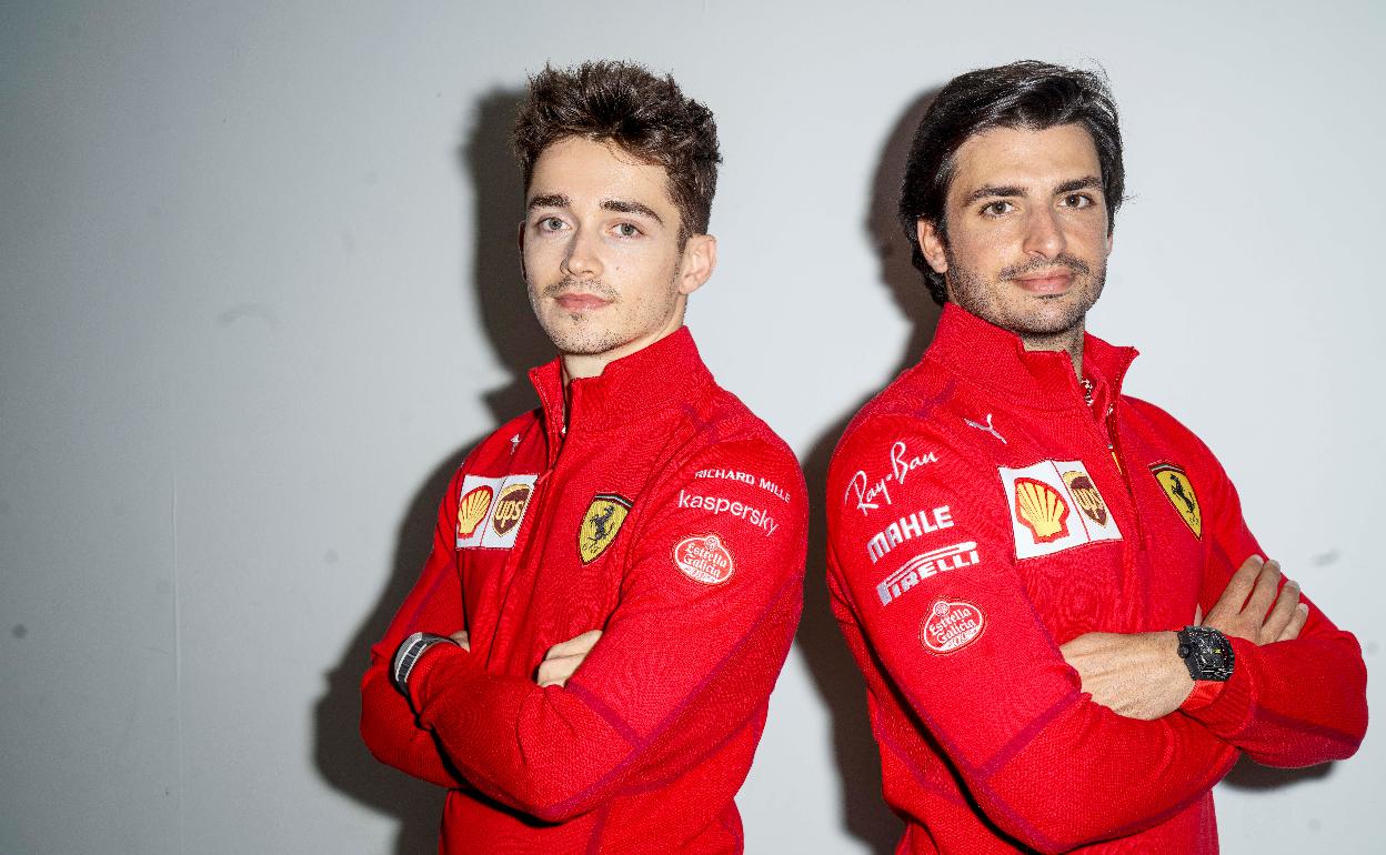 Carlos Sainz (d) y Charles Leclerc, pilotos de Ferrari. 