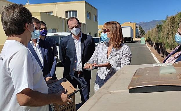 La consejera Inés Jiménez (centro) conoce los detalles del proyecto en presencia de los alcaldes.