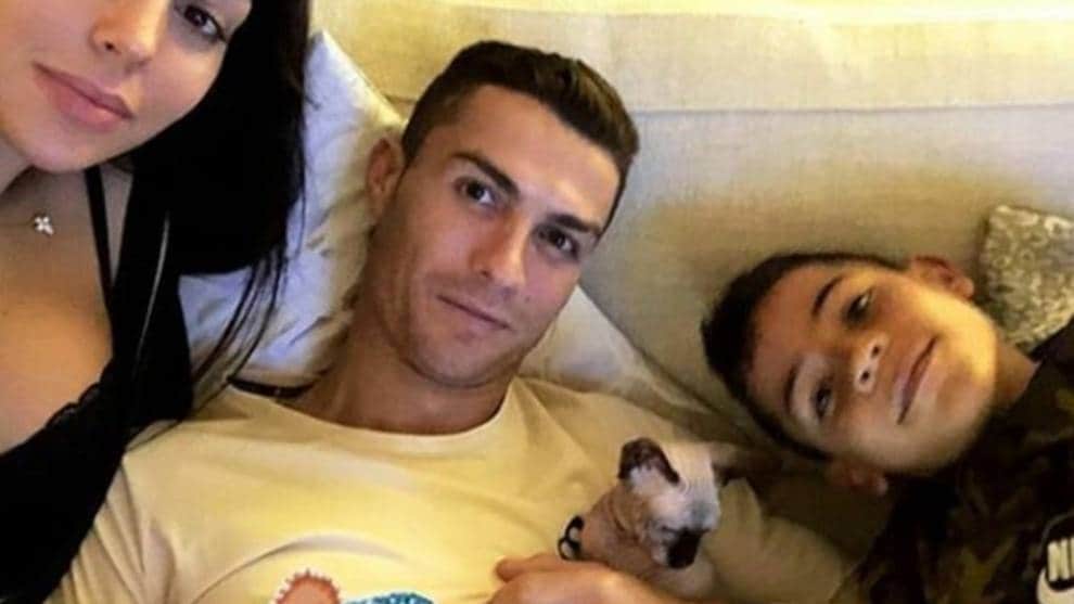 Ronaldo manda en jet privado a su gato para que se cure en España