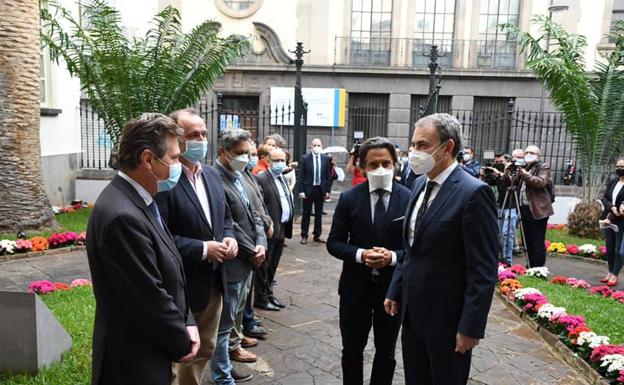 Imagen principal - Zapatero visita por primera vez el Parlamento de Canarias