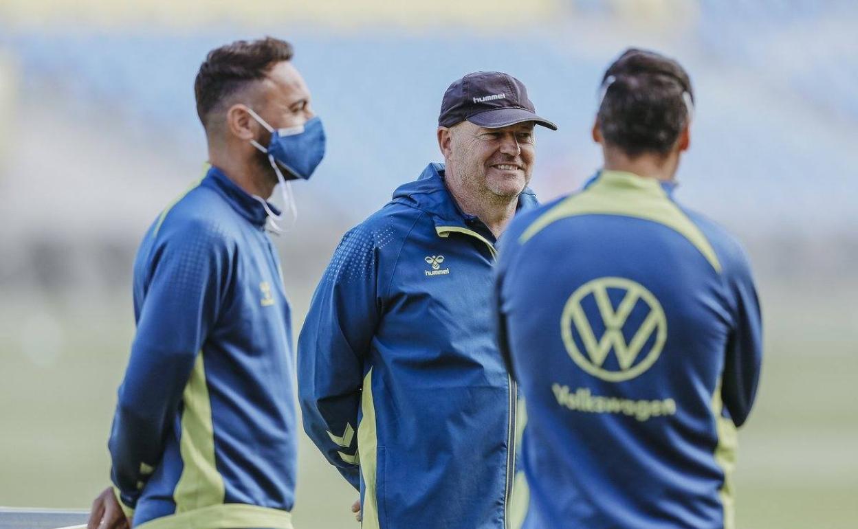 Pepe Mel con Momo y Ángel López durante un entrenamiento. 