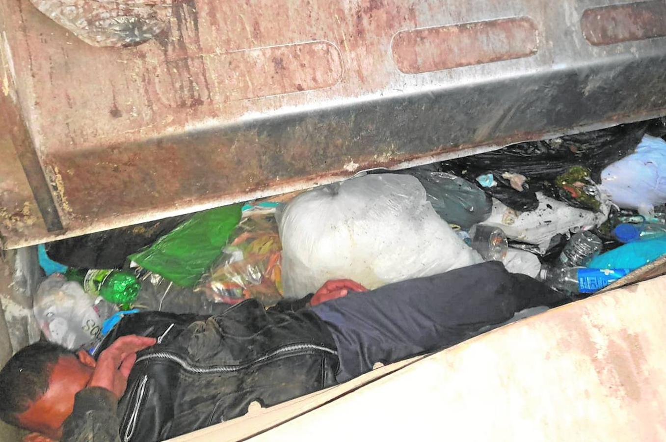 Dormía en un contenedor y sus lamentos le salvaron la vida. El incidente colma la paciencia del edil de Seguridad, Samuel Henríquez. «La Delegación del Gobierno nos toma el pelo; ya está bien».