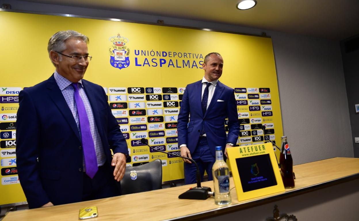 Luis Helguera, en su presentación del año pasado acompañado por Patricio Viñayo, director general de la UD Las Palmas. 