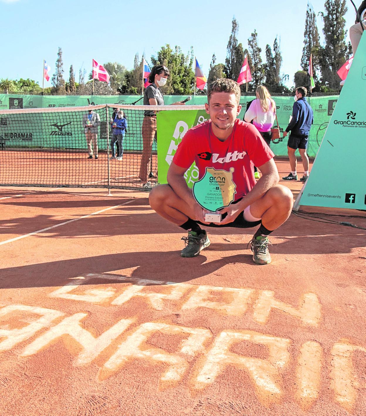 Enzo Couacaud posa con su trofeo como campeón. 