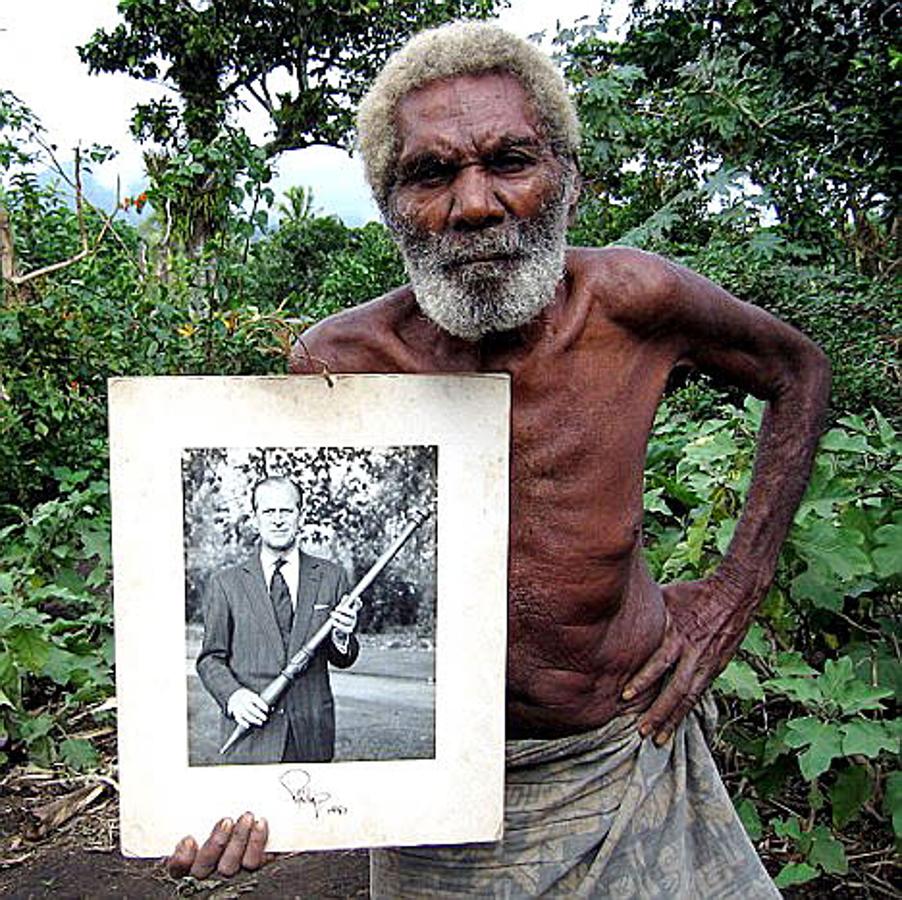 Un indígena de la república de Vanuatu, situada en el oceáno Pacífico, protesta contra la monarquía británica. 