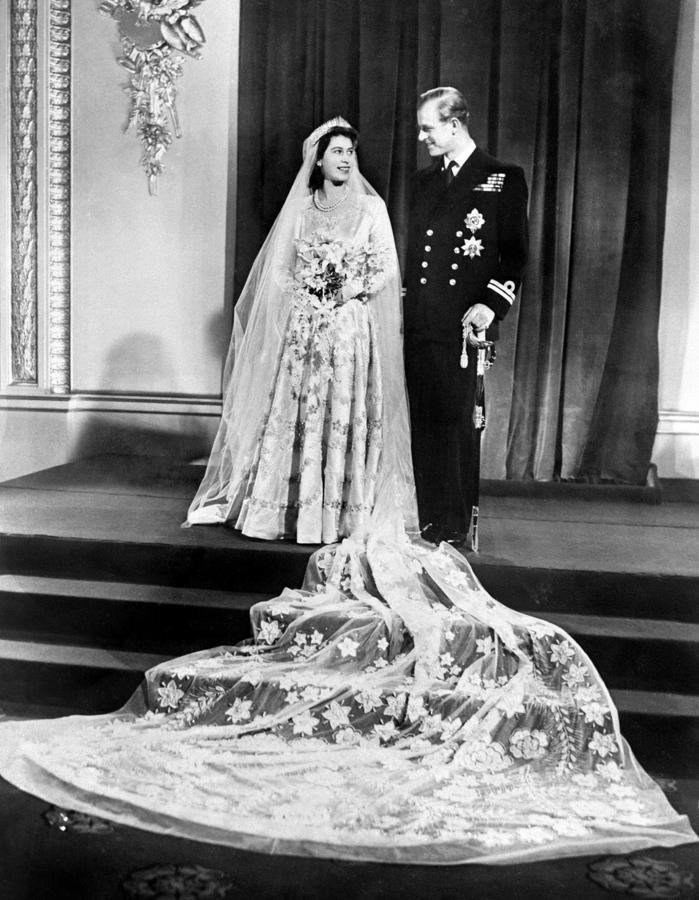 .20 de noviembre de 1947. La Princesa Isabel de Inglaterra y Felipe posan el día de su boda, el 20 de noviembre de 1947, en el Palacio de Buckingham. 