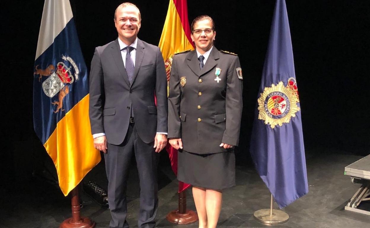 El alcalde, Augusto Hidalgo, posa junto a la jefa de la Policía Local, Carmen Delia Martín Mederos. 