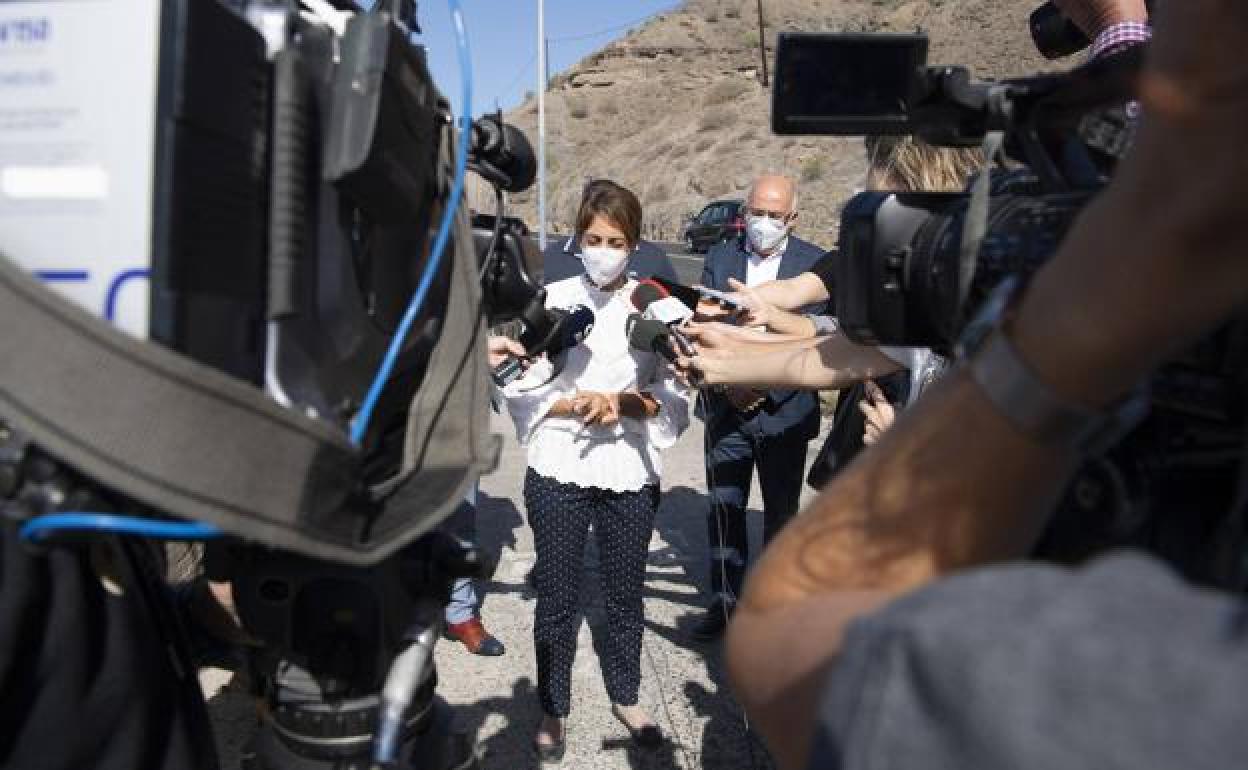 Onalia Bueno, este martes, atendiendo a los medios de comunicación.