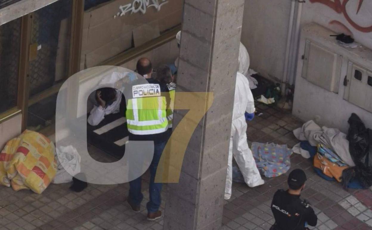 Imagen del momento en el que encontraron el cadáver del inmigrante.