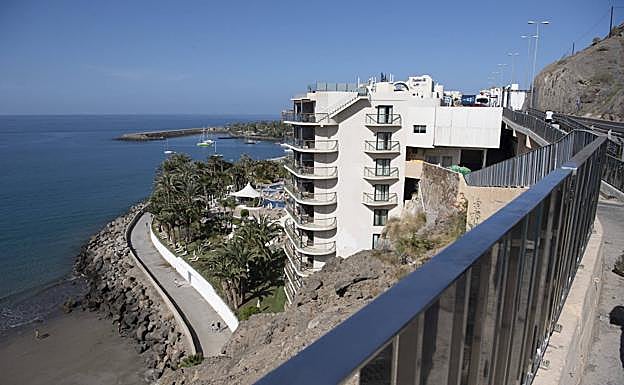 Paseo renovado de Patalavaca, en primer término, y sus vistas a la playa.