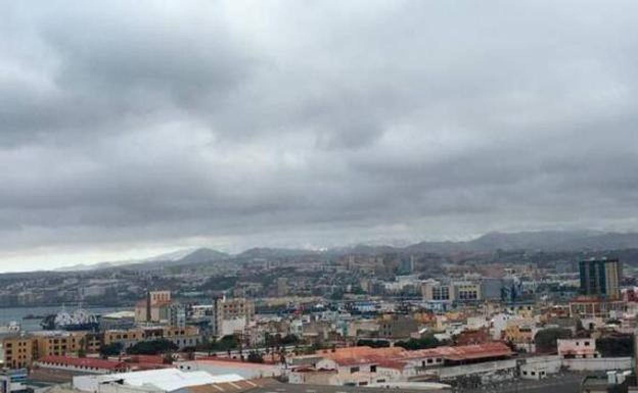 Intervalos nubosos y posibilidad de lluvias débiles hoy martes