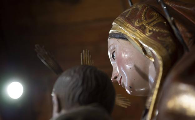 Detalle del rostro de la Virgen. Se aprecia uno de los orificios que han motivado su restauración.