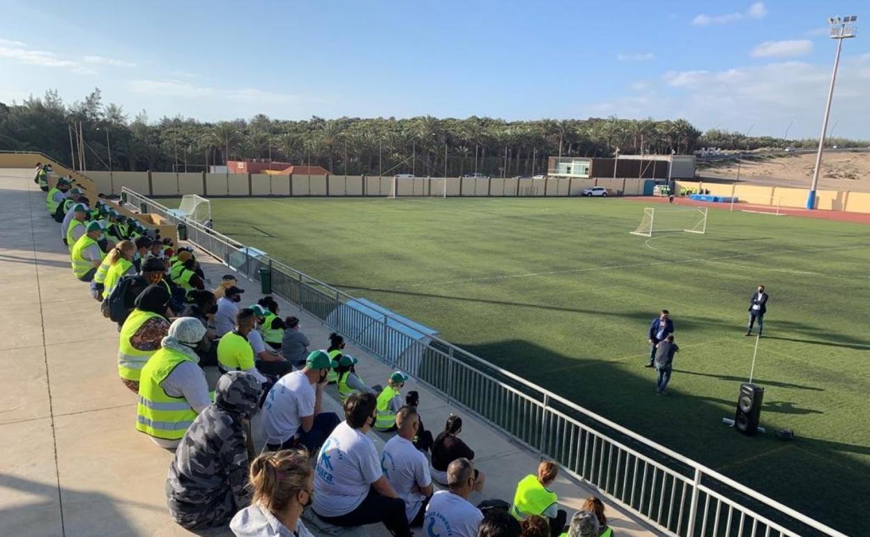 Los nuevos trabajadores municipales, en la presentación en el campo de fútbol de Costa Calma. 