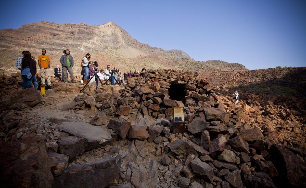 Vista parcial de la necrópolis con túmulos de Arteara, en San Bartolomé. 