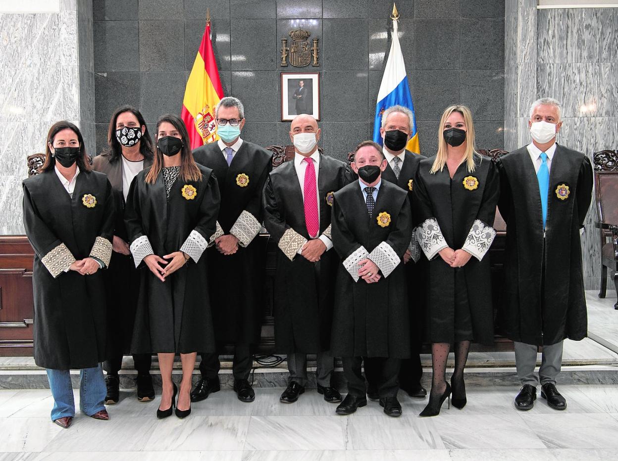 Foto de familia de los nuevos magistrados, con la Sala de Gobierno y el fiscal superior. 